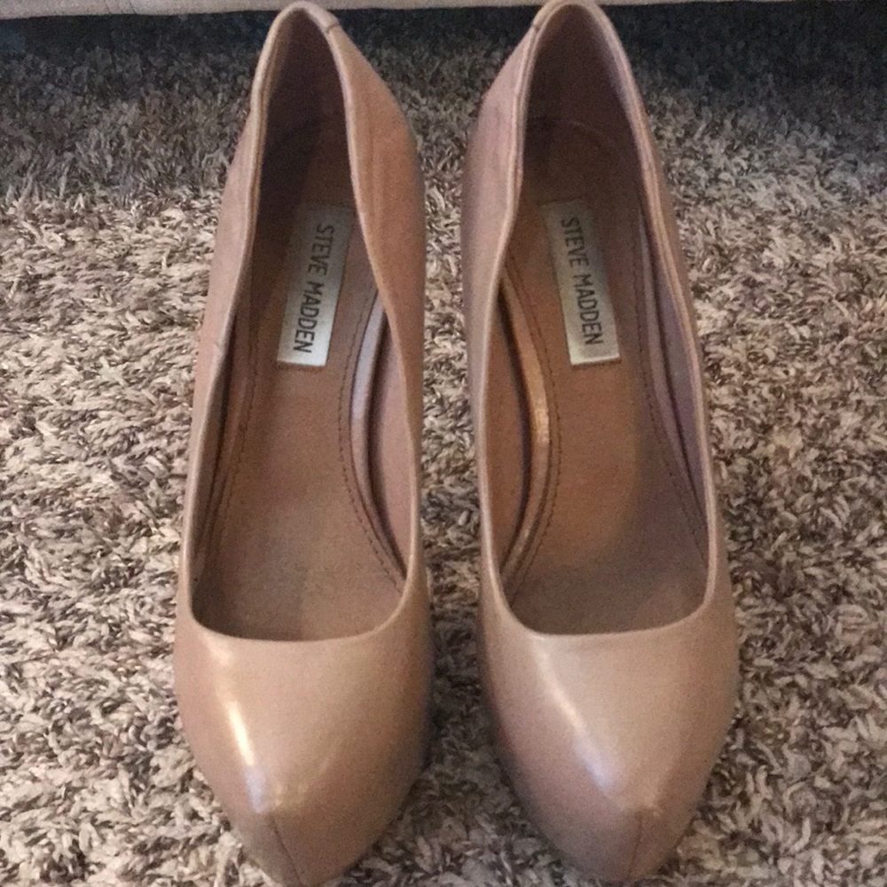 Women’s size 6.5 Steve Madden pumps.